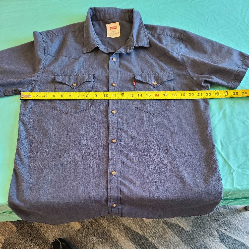 Blue Men's Large Levi's Button Down Euc - image 5